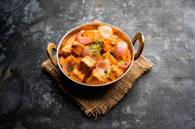 Paneer yapmak Pyaza dolu bir sos soğan süzme peynir küpleri kullanarak bir popüler punjabi vejetaryen reçetedir