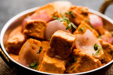 Paneer yapmak Pyaza dolu bir sos soğan süzme peynir küpleri kullanarak bir popüler punjabi vejetaryen reçetedir