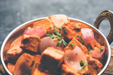Paneer yapmak Pyaza dolu bir sos soğan süzme peynir küpleri kullanarak bir popüler punjabi vejetaryen reçetedir