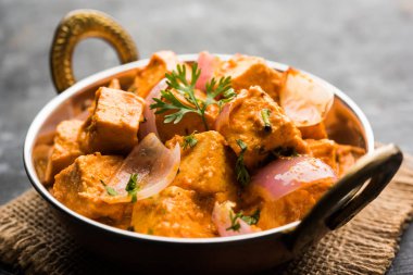 Paneer yapmak Pyaza dolu bir sos soğan süzme peynir küpleri kullanarak bir popüler punjabi vejetaryen reçetedir