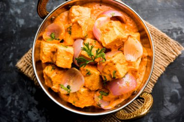 Paneer yapmak Pyaza dolu bir sos soğan süzme peynir küpleri kullanarak bir popüler punjabi vejetaryen reçetedir