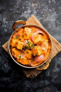 Paneer yapmak Pyaza dolu bir sos soğan süzme peynir küpleri kullanarak bir popüler punjabi vejetaryen reçetedir
