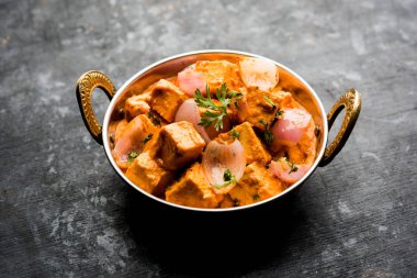 Paneer yapmak Pyaza dolu bir sos soğan süzme peynir küpleri kullanarak bir popüler punjabi vejetaryen reçetedir