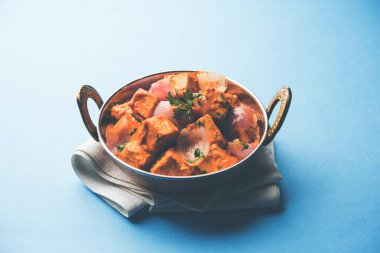 Paneer yapmak Pyaza dolu bir sos soğan süzme peynir küpleri kullanarak bir popüler punjabi vejetaryen reçetedir