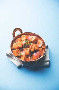 Paneer yapmak Pyaza dolu bir sos soğan süzme peynir küpleri kullanarak bir popüler punjabi vejetaryen reçetedir