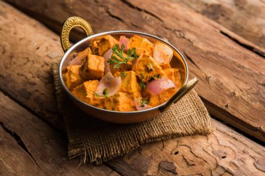 Paneer yapmak Pyaza dolu bir sos soğan süzme peynir küpleri kullanarak bir popüler punjabi vejetaryen reçetedir