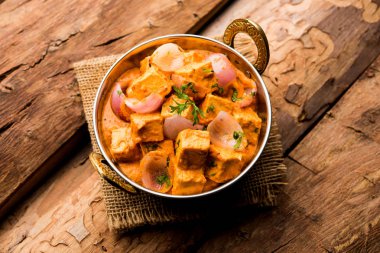 Paneer yapmak Pyaza dolu bir sos soğan süzme peynir küpleri kullanarak bir popüler punjabi vejetaryen reçetedir