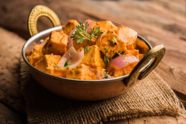 Paneer yapmak Pyaza dolu bir sos soğan süzme peynir küpleri kullanarak bir popüler punjabi vejetaryen reçetedir