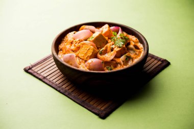 Paneer yapmak Pyaza dolu bir sos soğan süzme peynir küpleri kullanarak bir popüler punjabi vejetaryen reçetedir