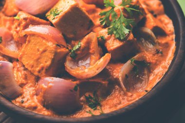 Paneer yapmak Pyaza dolu bir sos soğan süzme peynir küpleri kullanarak bir popüler punjabi vejetaryen reçetedir