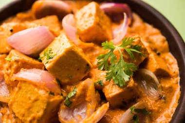 Paneer yapmak Pyaza dolu bir sos soğan süzme peynir küpleri kullanarak bir popüler punjabi vejetaryen reçetedir