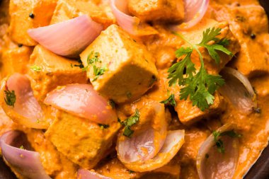 Paneer yapmak Pyaza dolu bir sos soğan süzme peynir küpleri kullanarak bir popüler punjabi vejetaryen reçetedir
