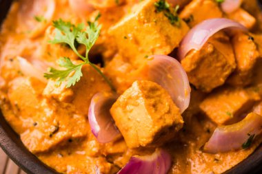 Paneer yapmak Pyaza dolu bir sos soğan süzme peynir küpleri kullanarak bir popüler punjabi vejetaryen reçetedir