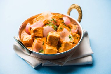 Paneer yapmak Pyaza dolu bir sos soğan süzme peynir küpleri kullanarak bir popüler punjabi vejetaryen reçetedir