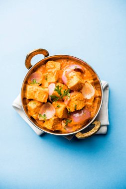 Paneer yapmak Pyaza dolu bir sos soğan süzme peynir küpleri kullanarak bir popüler punjabi vejetaryen reçetedir