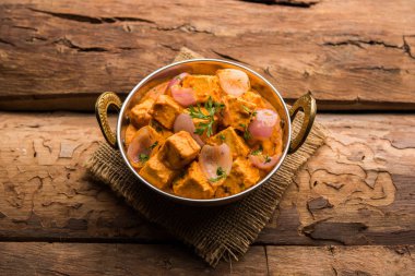 Paneer yapmak Pyaza dolu bir sos soğan süzme peynir küpleri kullanarak bir popüler punjabi vejetaryen reçetedir