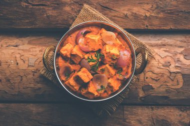 Paneer yapmak Pyaza dolu bir sos soğan süzme peynir küpleri kullanarak bir popüler punjabi vejetaryen reçetedir