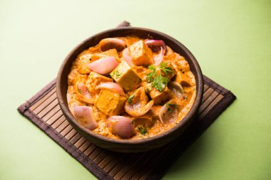 Paneer yapmak Pyaza dolu bir sos soğan süzme peynir küpleri kullanarak bir popüler punjabi vejetaryen reçetedir