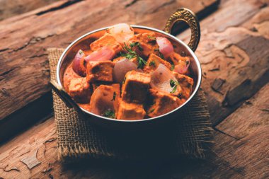Paneer yapmak Pyaza dolu bir sos soğan süzme peynir küpleri kullanarak bir popüler punjabi vejetaryen reçetedir
