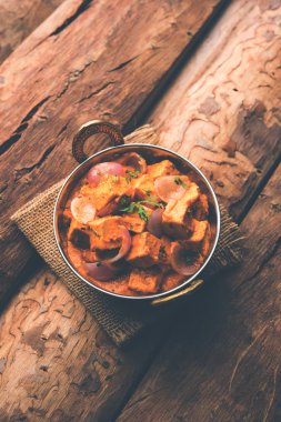 Paneer yapmak Pyaza dolu bir sos soğan süzme peynir küpleri kullanarak bir popüler punjabi vejetaryen reçetedir