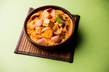 Paneer yapmak Pyaza dolu bir sos soğan süzme peynir küpleri kullanarak bir popüler punjabi vejetaryen reçetedir