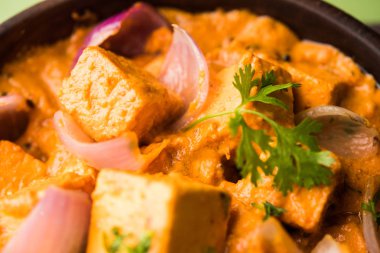 Paneer yapmak Pyaza dolu bir sos soğan süzme peynir küpleri kullanarak bir popüler punjabi vejetaryen reçetedir