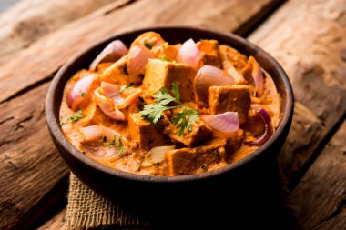 Paneer yapmak Pyaza dolu bir sos soğan süzme peynir küpleri kullanarak bir popüler punjabi vejetaryen reçetedir