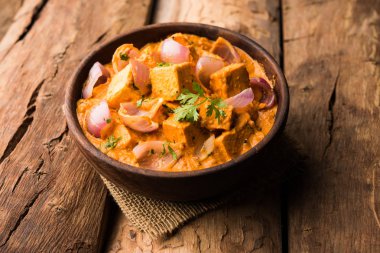 Paneer yapmak Pyaza dolu bir sos soğan süzme peynir küpleri kullanarak bir popüler punjabi vejetaryen reçetedir