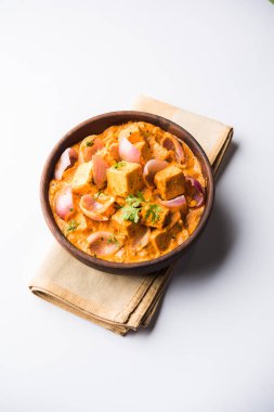 Paneer yapmak Pyaza dolu bir sos soğan süzme peynir küpleri kullanarak bir popüler punjabi vejetaryen reçetedir