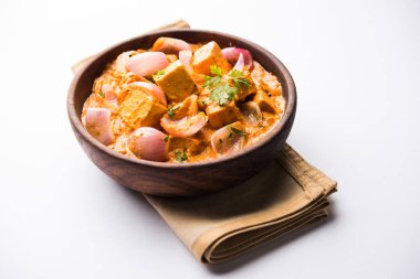 Paneer yapmak Pyaza dolu bir sos soğan süzme peynir küpleri kullanarak bir popüler punjabi vejetaryen reçetedir