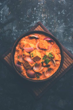 Paneer yapmak Pyaza dolu bir sos soğan süzme peynir küpleri kullanarak bir popüler punjabi vejetaryen reçetedir