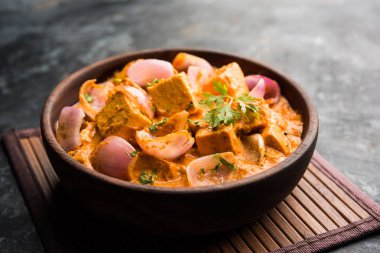 Paneer yapmak Pyaza dolu bir sos soğan süzme peynir küpleri kullanarak bir popüler punjabi vejetaryen reçetedir