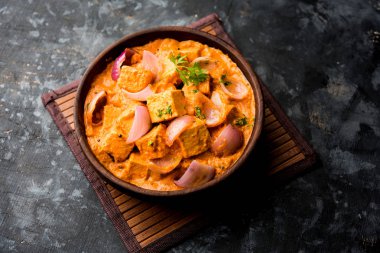 Paneer yapmak Pyaza dolu bir sos soğan süzme peynir küpleri kullanarak bir popüler punjabi vejetaryen reçetedir