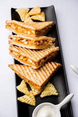 Paneer tikka sandviç - bir sürümüdür popüler Hint turşusu Domates ketçap ile süzme peynir köri kullanarak sandviç nane