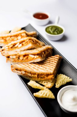 Paneer tikka sandviç - bir sürümüdür popüler Hint turşusu Domates ketçap ile süzme peynir köri kullanarak sandviç nane