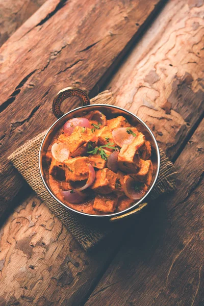 Paneer yapmak Pyaza dolu bir sos soğan süzme peynir küpleri kullanarak bir popüler punjabi vejetaryen reçetedir