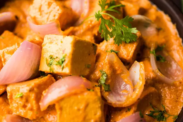 Paneer yapmak Pyaza dolu bir sos soğan süzme peynir küpleri kullanarak bir popüler punjabi vejetaryen reçetedir