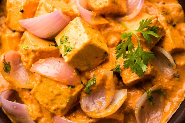 Paneer yapmak Pyaza dolu bir sos soğan süzme peynir küpleri kullanarak bir popüler punjabi vejetaryen reçetedir