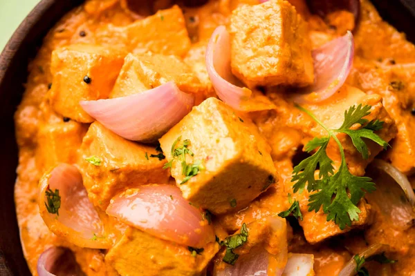 Paneer yapmak Pyaza dolu bir sos soğan süzme peynir küpleri kullanarak bir popüler punjabi vejetaryen reçetedir