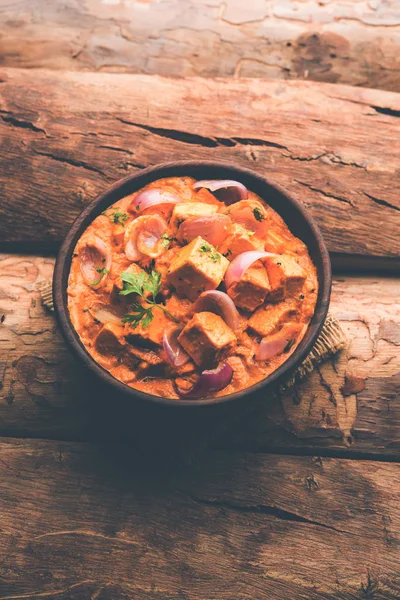 Paneer yapmak Pyaza dolu bir sos soğan süzme peynir küpleri kullanarak bir popüler punjabi vejetaryen reçetedir