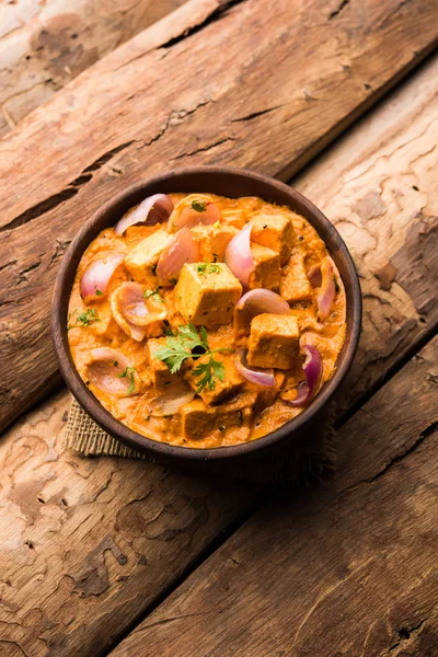 Paneer yapmak Pyaza dolu bir sos soğan süzme peynir küpleri kullanarak bir popüler punjabi vejetaryen reçetedir