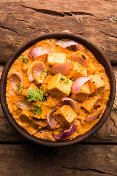 Paneer yapmak Pyaza dolu bir sos soğan süzme peynir küpleri kullanarak bir popüler punjabi vejetaryen reçetedir