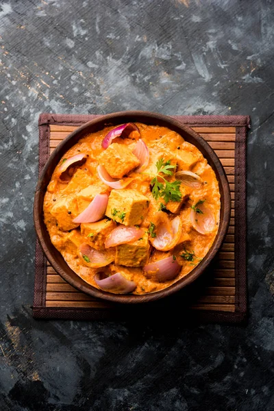 Paneer yapmak Pyaza dolu bir sos soğan süzme peynir küpleri kullanarak bir popüler punjabi vejetaryen reçetedir