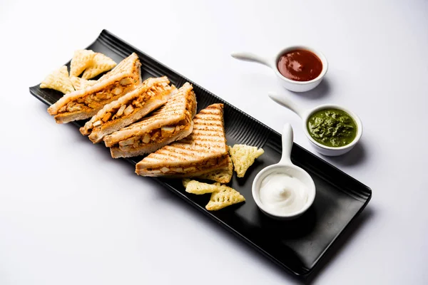 Paneer tikka sandviç - bir sürümüdür popüler Hint turşusu Domates ketçap ile süzme peynir köri kullanarak sandviç nane