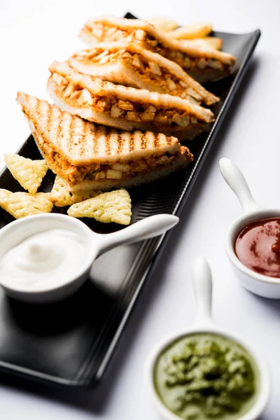 Paneer tikka sandviç - bir sürümüdür popüler Hint turşusu Domates ketçap ile süzme peynir köri kullanarak sandviç nane