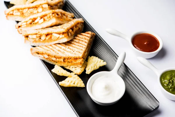 Paneer tikka sandviç - bir sürümüdür popüler Hint turşusu Domates ketçap ile süzme peynir köri kullanarak sandviç nane