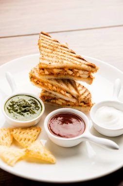 Paneer tikka sandviç - bir sürümüdür popüler Hint turşusu Domates ketçap ile süzme peynir köri kullanarak sandviç nane