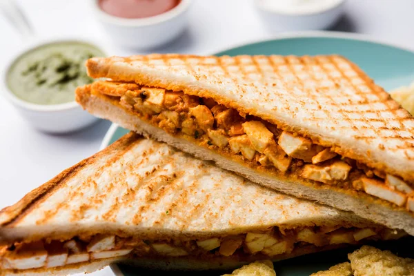 Paneer tikka sandviç - bir sürümüdür popüler Hint turşusu Domates ketçap ile süzme peynir köri kullanarak sandviç nane