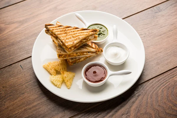 Paneer tikka sandviç - bir sürümüdür popüler Hint turşusu Domates ketçap ile süzme peynir köri kullanarak sandviç nane