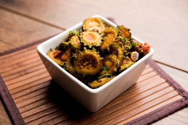 Pişmiş acı kavun/kabak veya Karela Sabzi bir kasede servis. Bilimsel bu sağlıklı sebze Momordica charantia adıdır. seçici odak